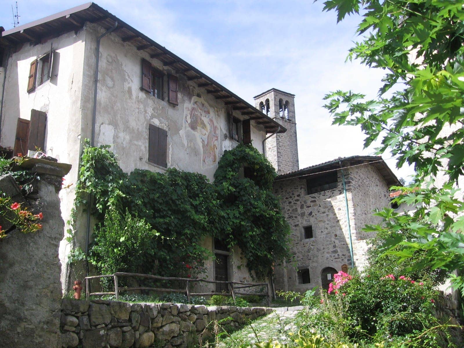 Casa affrescata e campanile romanico nel borgo medievale di Cornello dei Tasso, a Camerata Cornello