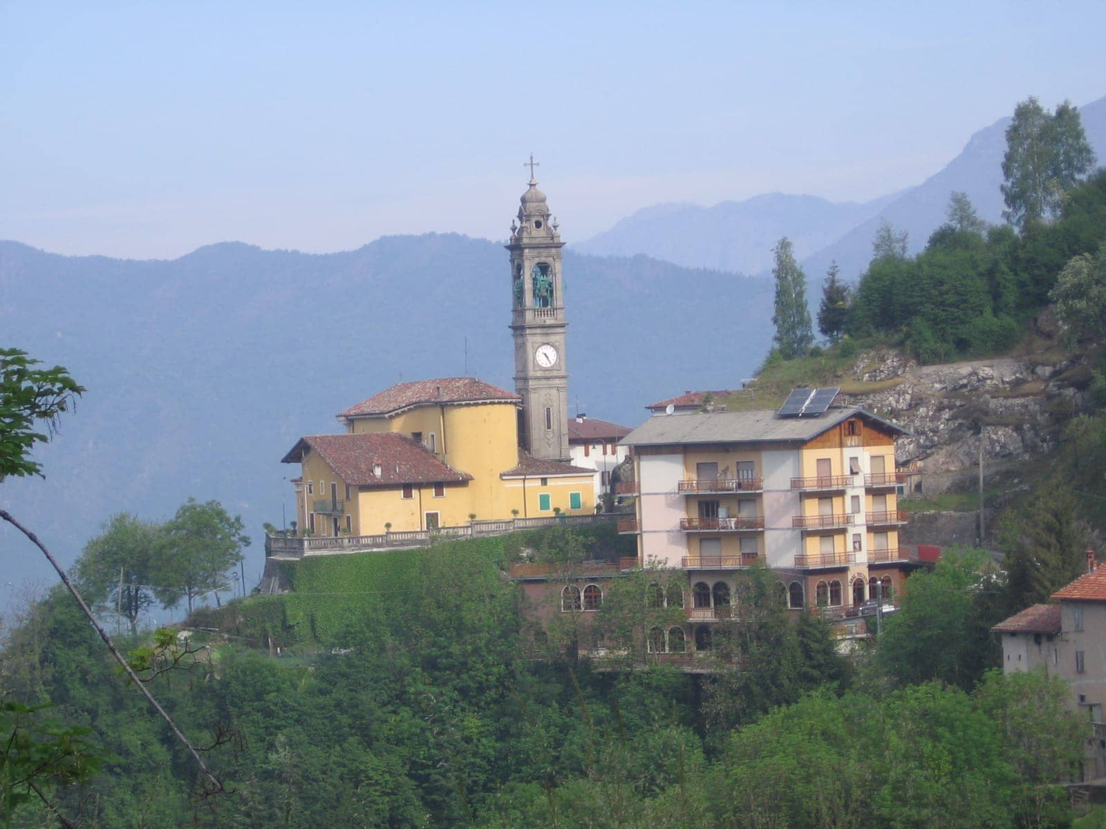 La chiesa di Sant'Erasmo con il campanile a Trafficanti, frazione di Costa Serina sull'antica via Mercatorum
