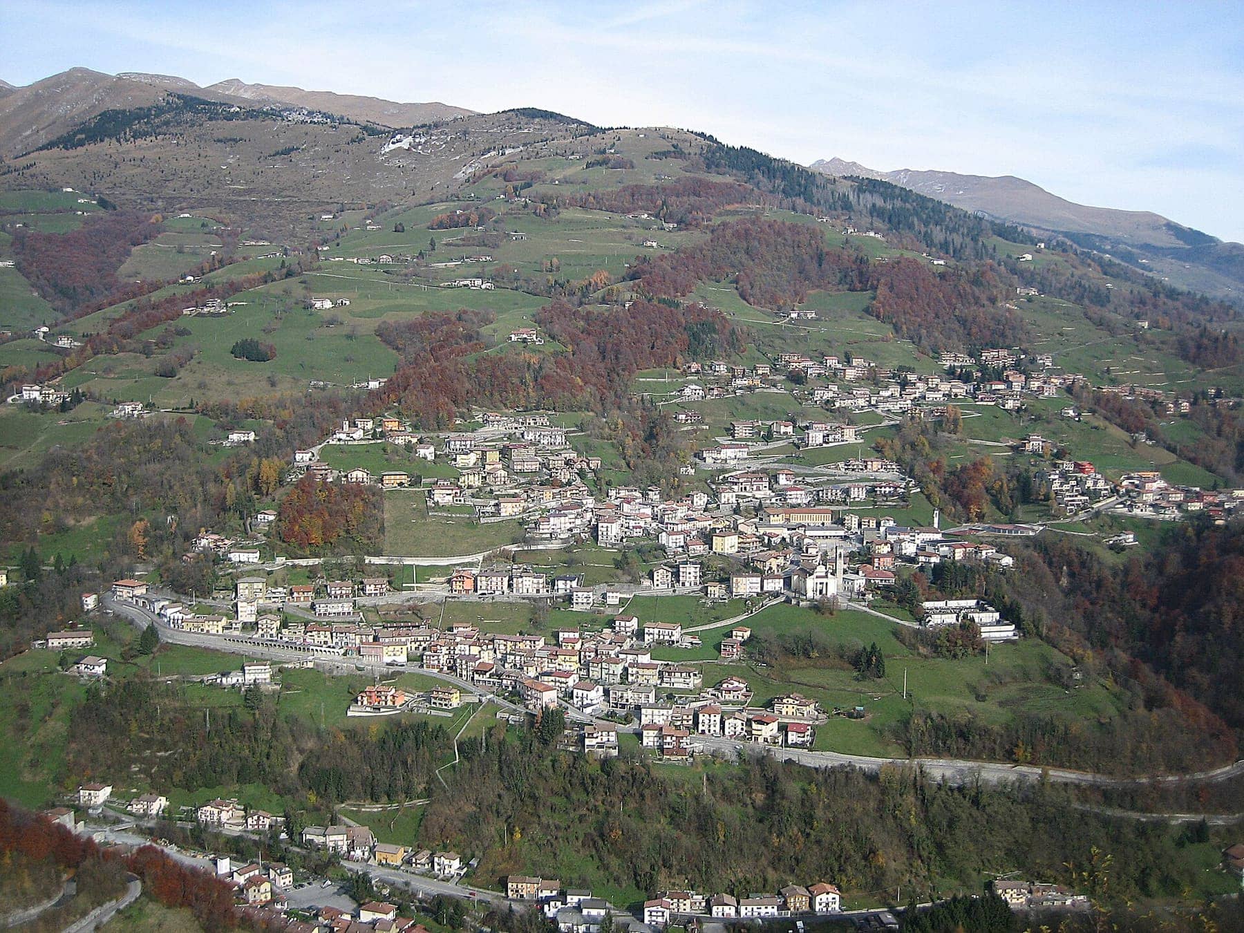 Panorama autunnale di Gorno e delle sue contrade sui prati della Val del Riso, visto dal monumento del Cristo Re