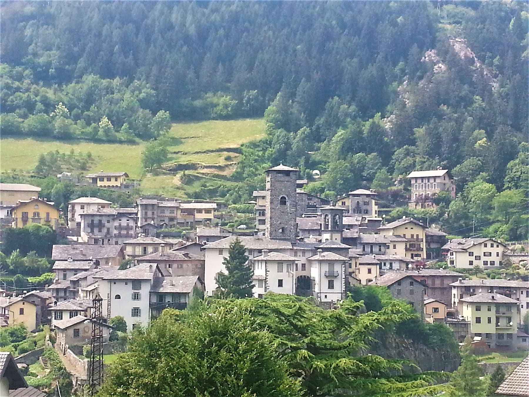 Il borgo antico di Gromo con la torre del castello Ginami e i tetti in pietra, in alta Valle Seriana