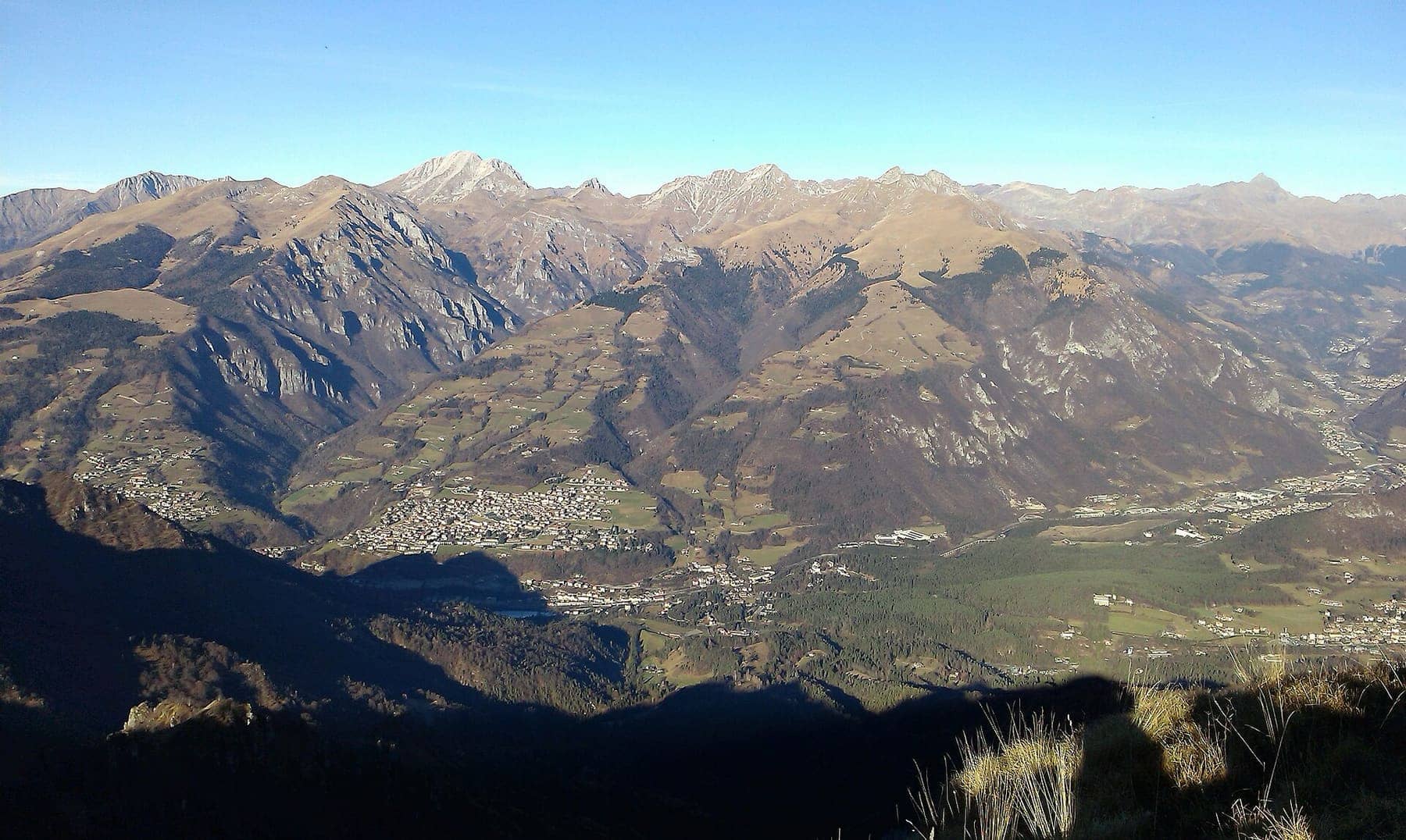 La media Valle Seriana dal Pizzo Formico: a sinistra Premolo sotto il monte Grem, al centro Parre, sullo sfondo il Pizzo Arera innevato