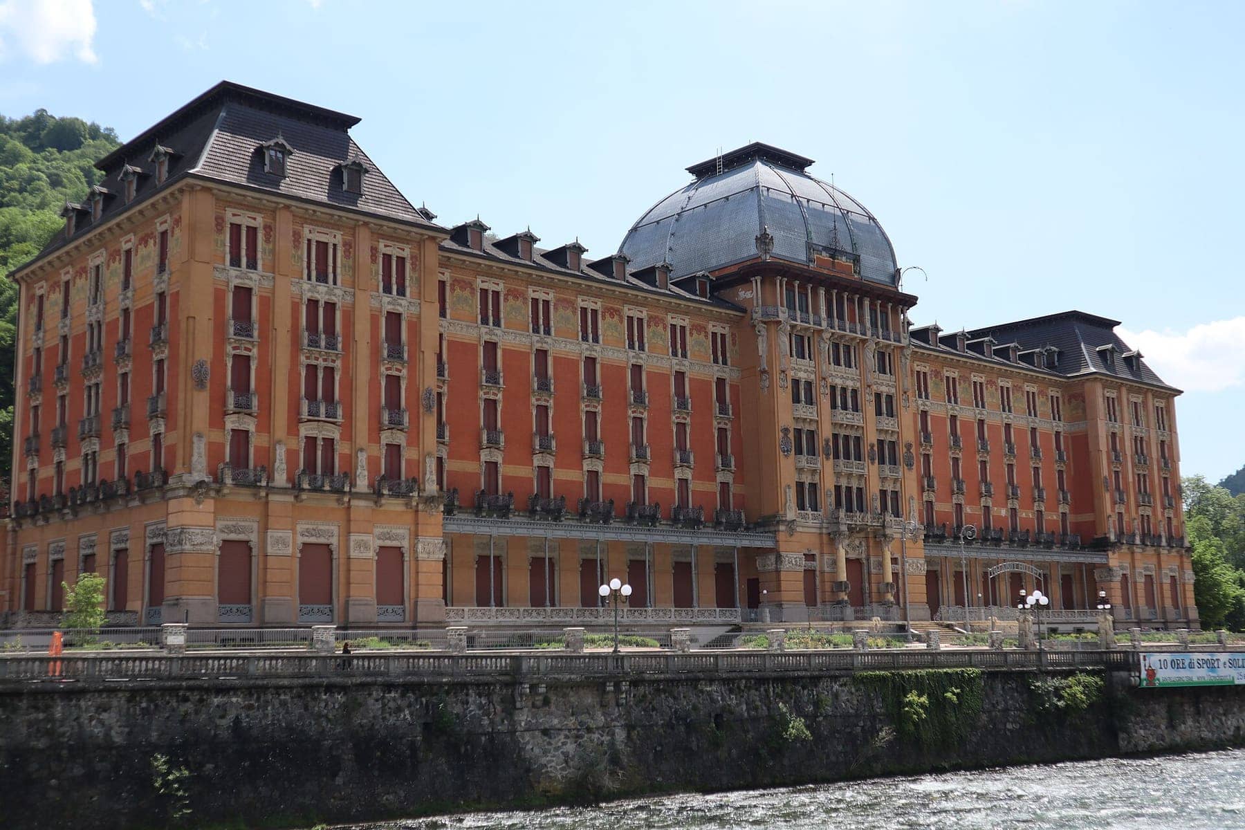La facciata liberty del Grand Hotel di San Pellegrino Terme con la cupola, vista dalla riva del Brembo