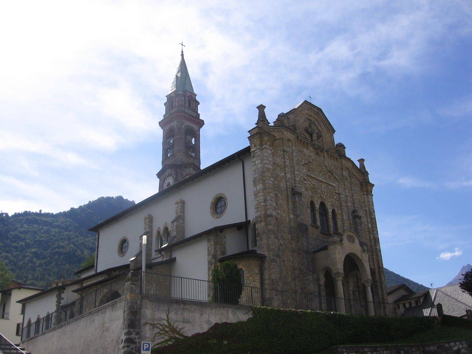 La chiesa parrocchiale di Santa Brigida in alta Valle Brembana, con la facciata in pietra e il campanile dalla cuspide verde