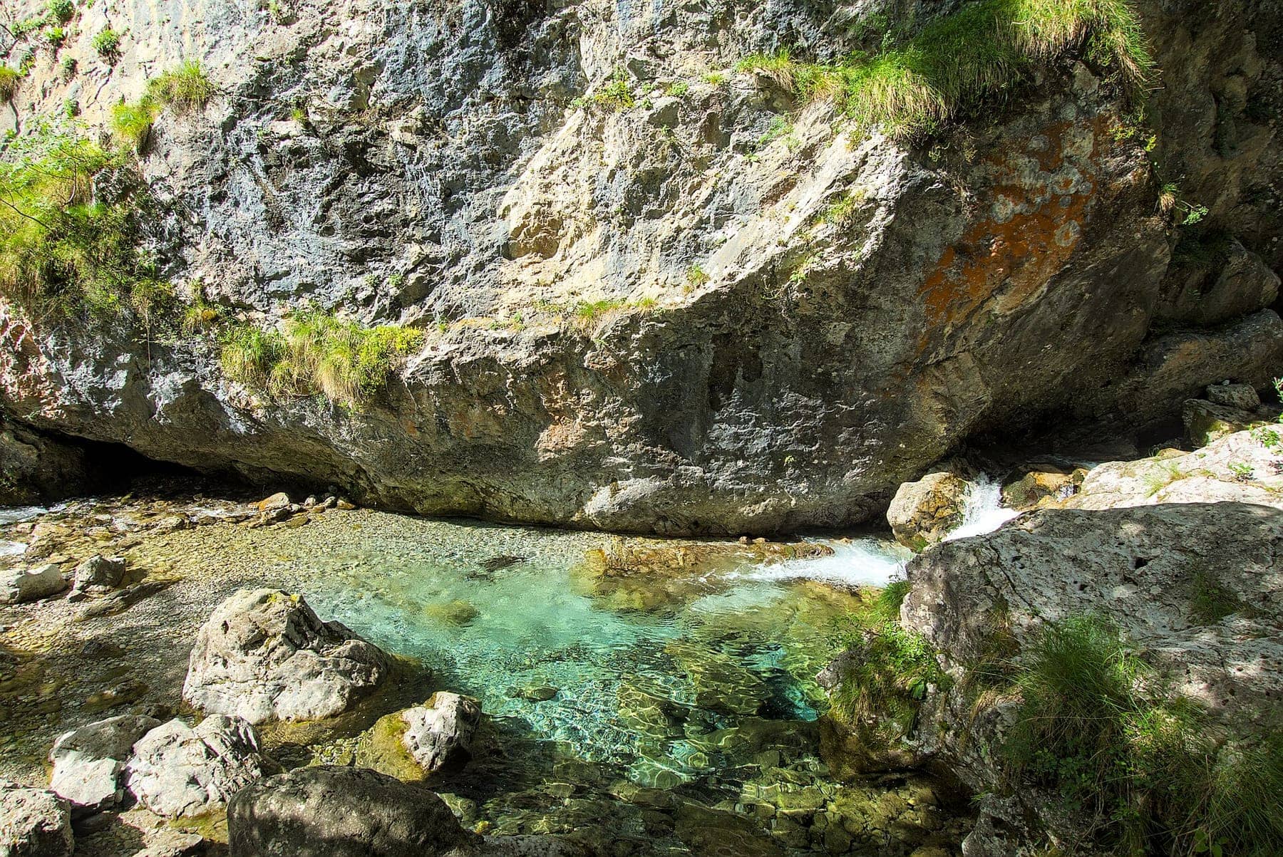 Le pozze color turchese del torrente Vertova tra le rocce della Val Vertova, sopra il paese di Vertova