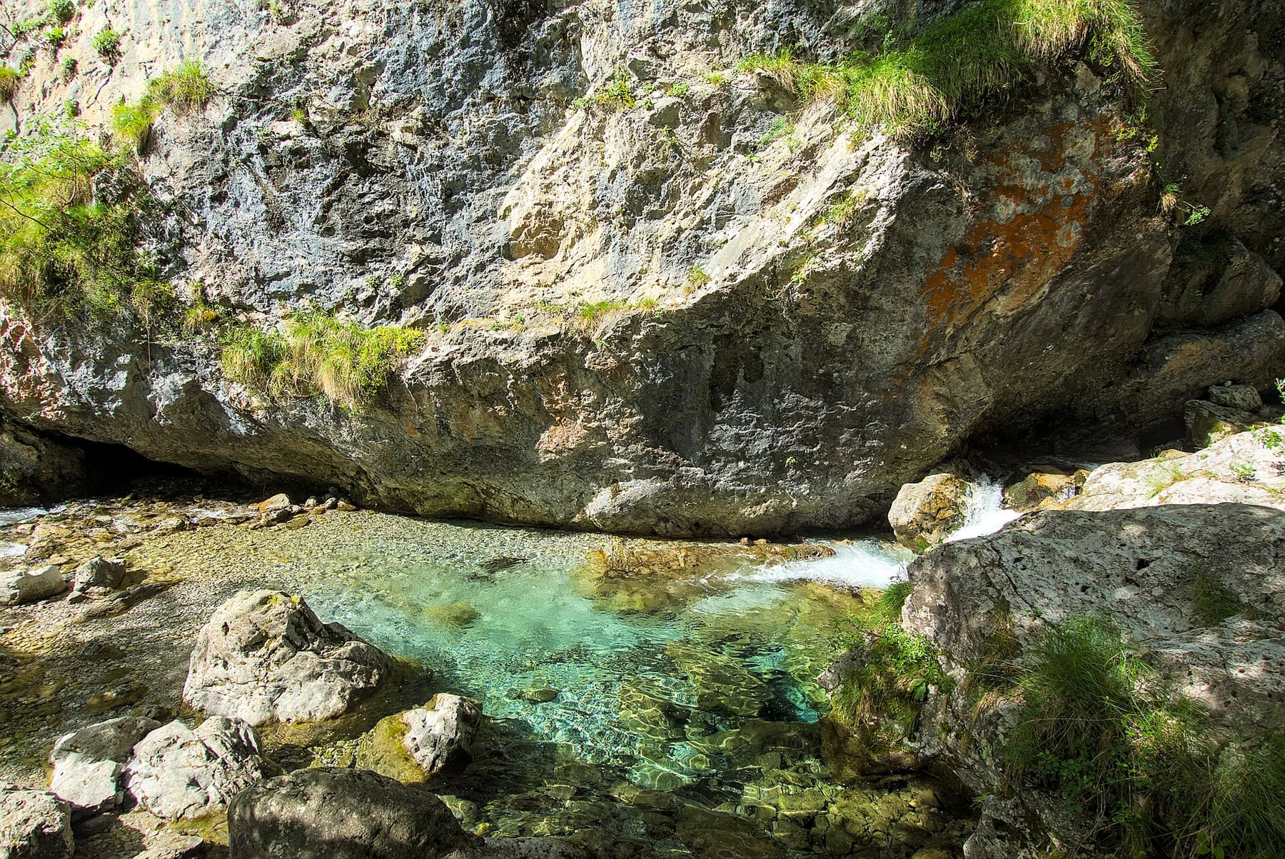 Le pozze color turchese del torrente Vertova tra le rocce della Val Vertova, sopra il paese di Vertova