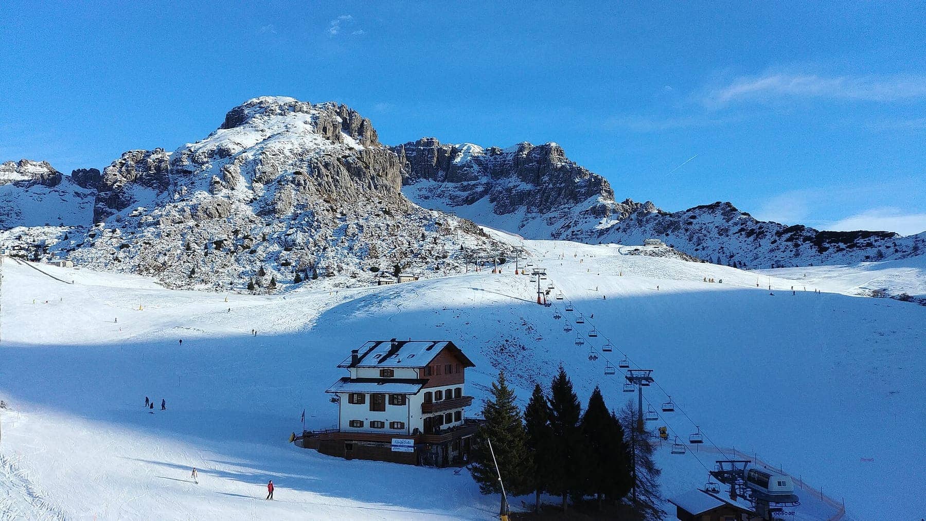 Le piste innevate dei Piani di Bobbio con la seggiovia e il rifugio sotto le rocce dello Zuccone Campelli