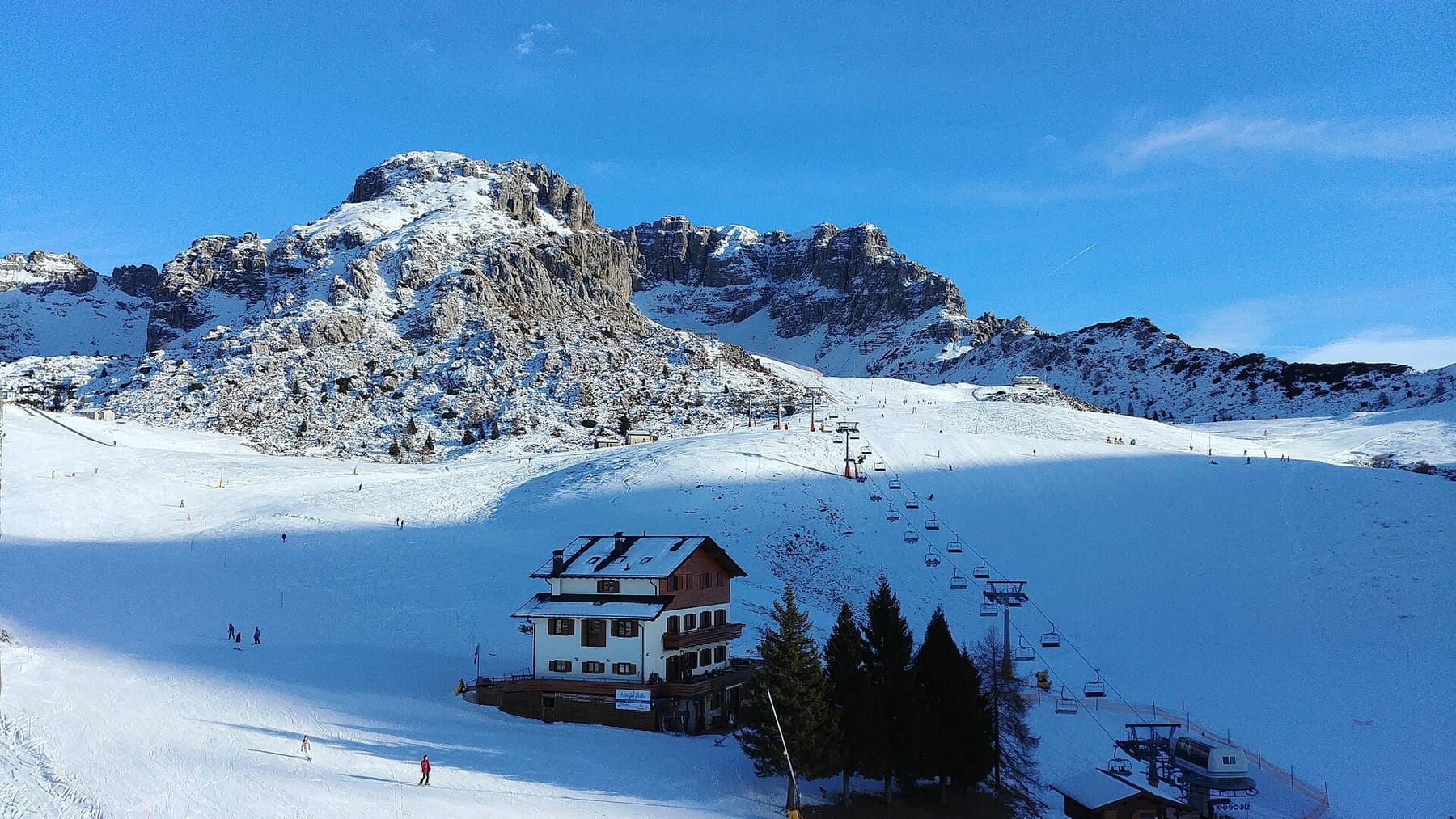Le piste innevate dei Piani di Bobbio con la seggiovia e il rifugio sotto le rocce dello Zuccone Campelli