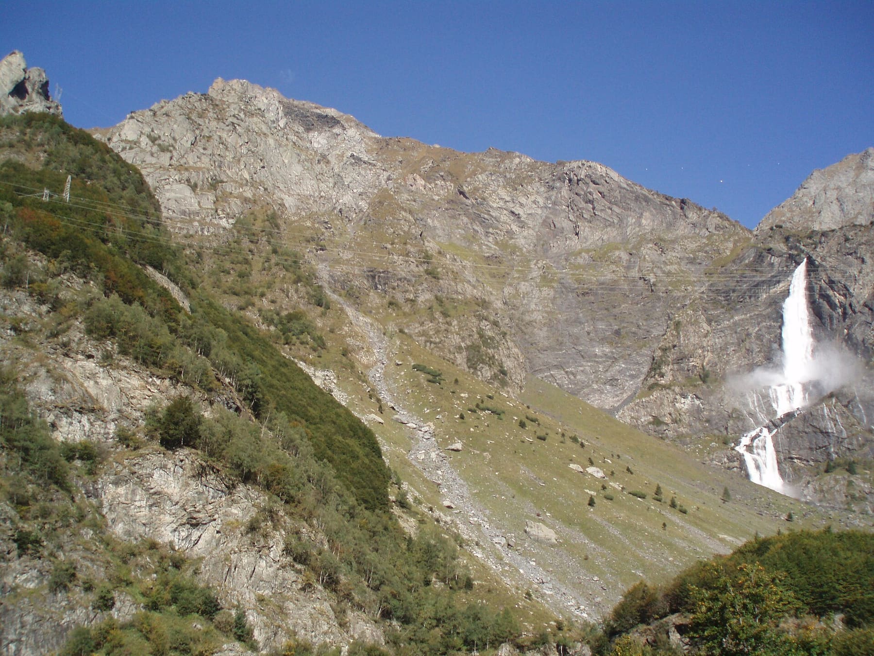 Il triplice salto delle Cascate del Serio sopra Valbondione, nella conca rocciosa dell'alta Valle Seriana