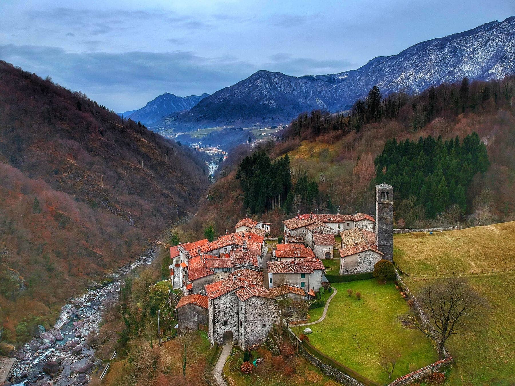 Il borgo medievale di Cornello dei Tasso dall'alto, con i tetti rossi e il campanile a picco sulla gola del Brembo