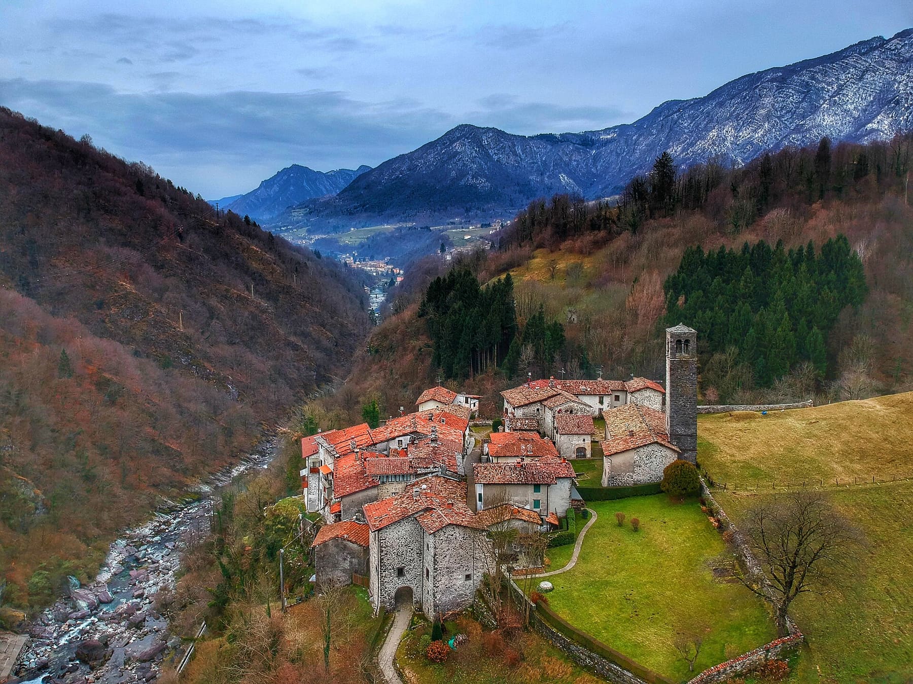Il borgo medievale di Cornello dei Tasso dall'alto, con i tetti rossi e il campanile a picco sulla gola del Brembo