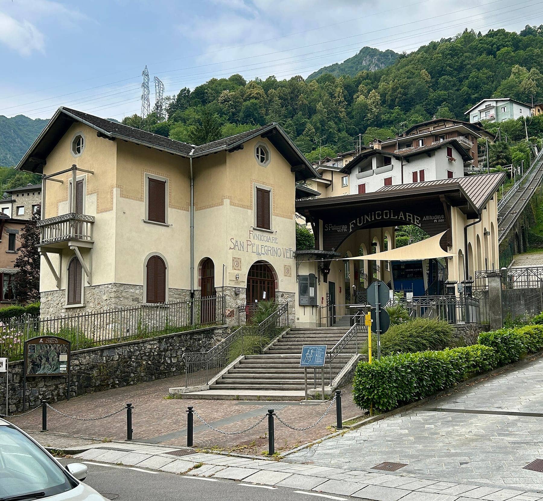 La stazione a valle della funicolare San Pellegrino-Vetta a San Pellegrino Terme, con la scalinata d'ingresso e il bosco alle spalle