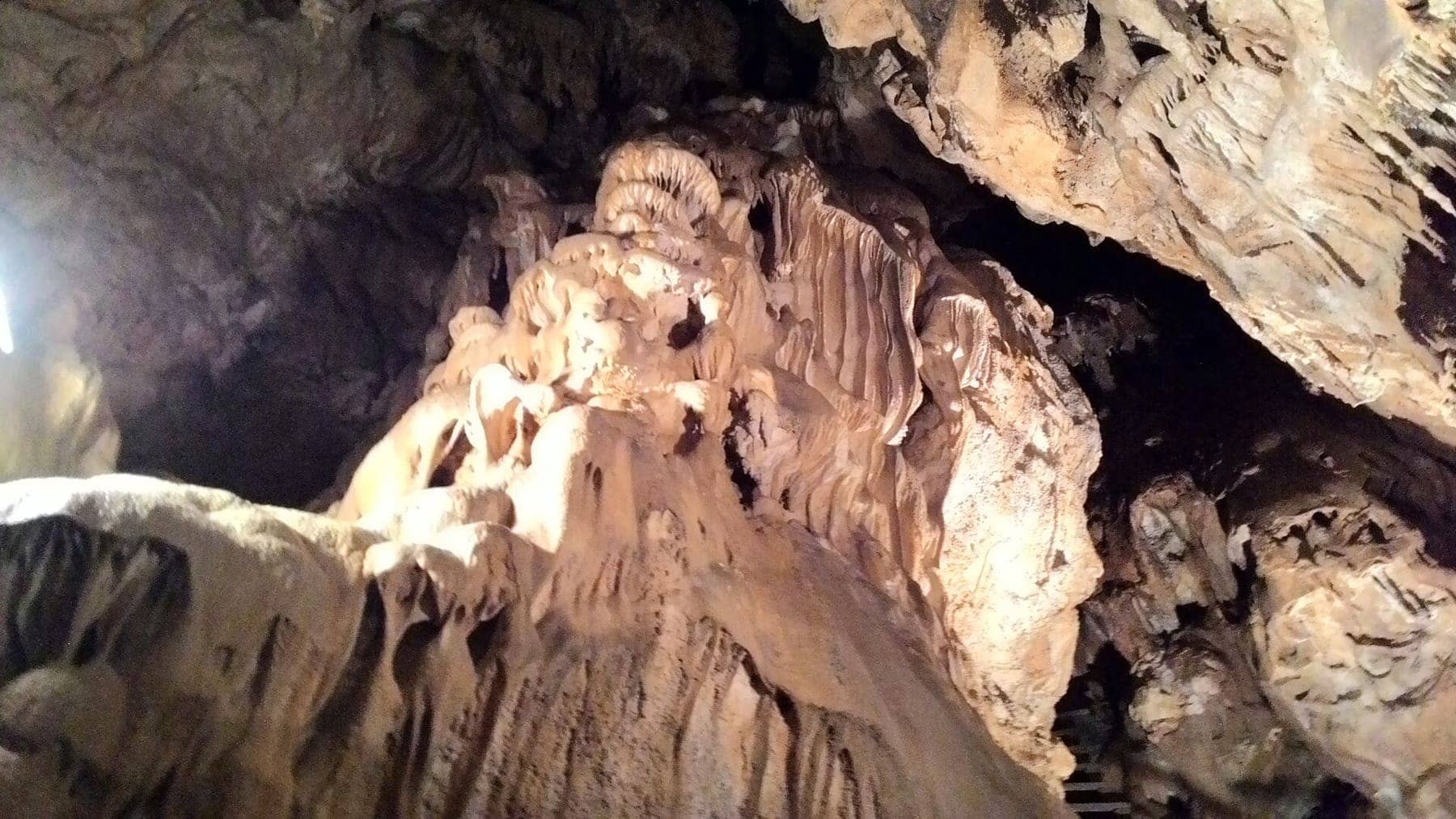 Una grande colata calcarea e le concrezioni illuminate all'interno delle Grotte delle Meraviglie di Zogno