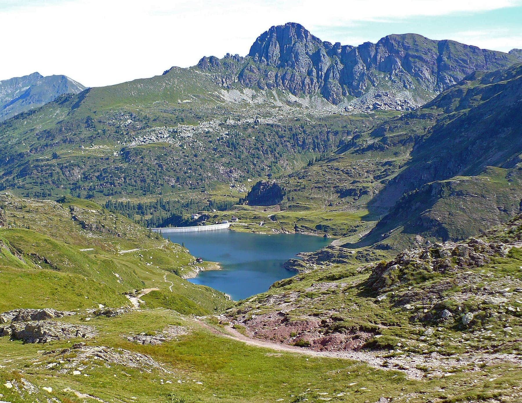 Il lago dei Laghi Gemelli con la diga e il rifugio visti dal Passo di Mezzeno, con il Pizzo del Becco alle spalle