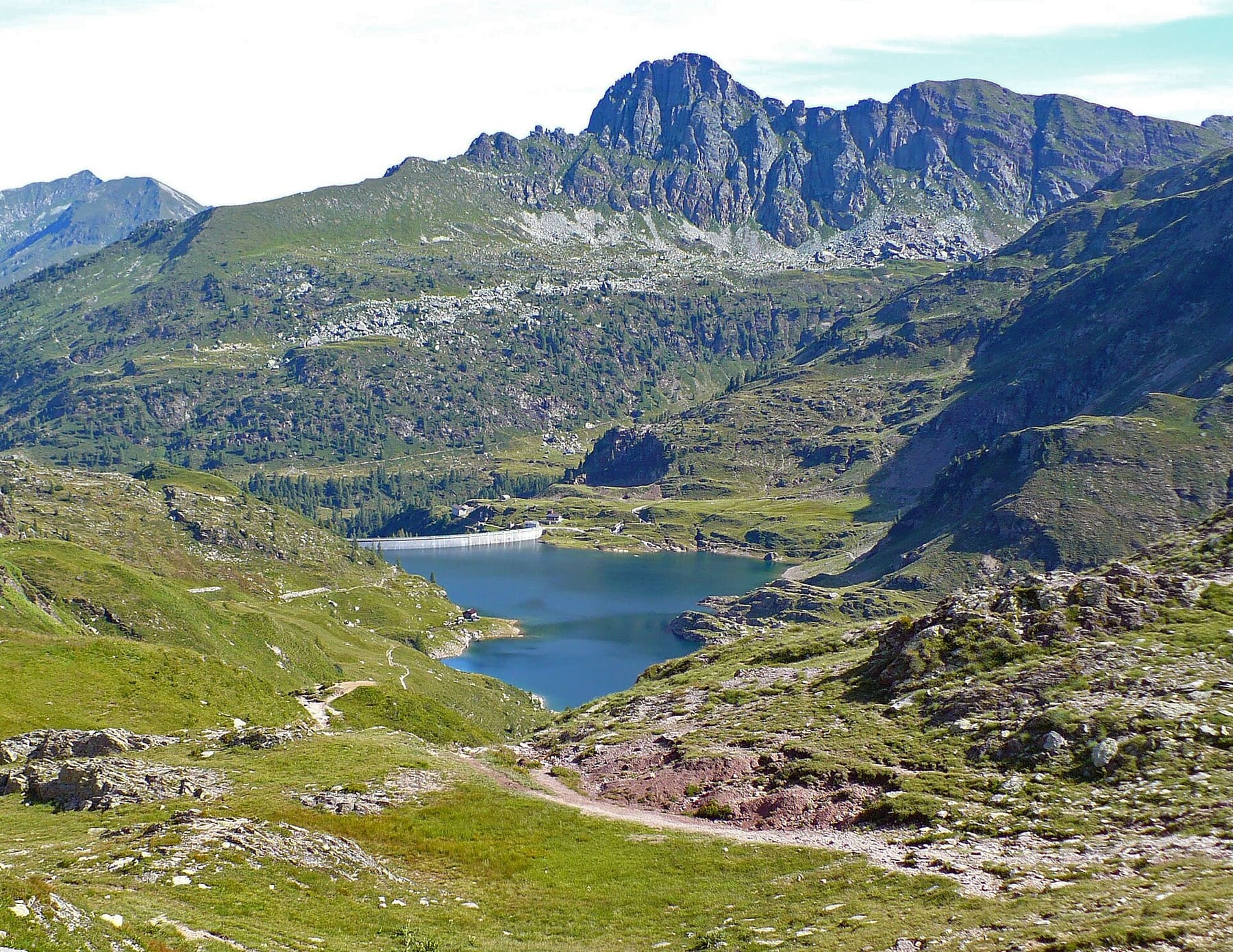 Il lago dei Laghi Gemelli con la diga e il rifugio visti dal Passo di Mezzeno, con il Pizzo del Becco alle spalle