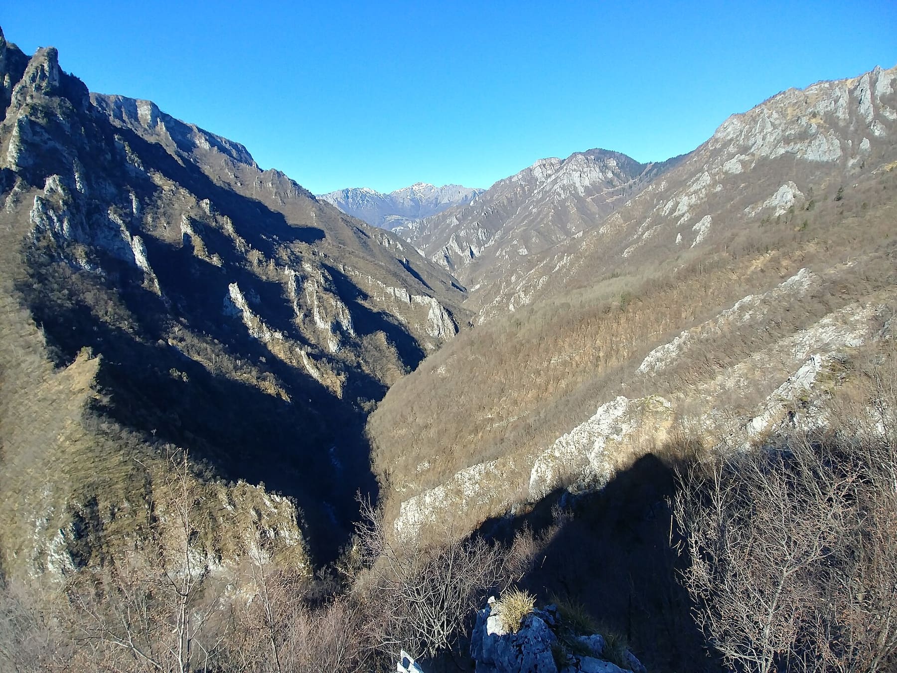 Il vallone della Val Parina tra Dossena e Oltre il Colle, la valle delle miniere di Paglio-Pignolino, visto dal sentiero CAI 259