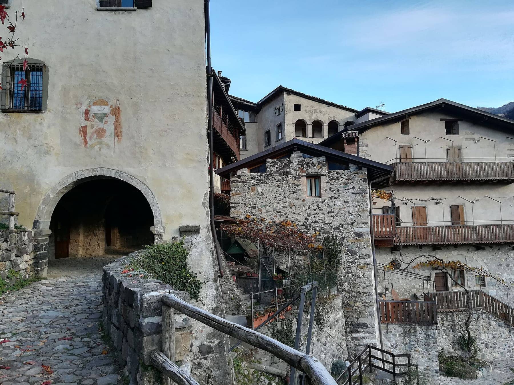 La porta sud di Cornello dei Tasso con l'affresco e il selciato della Via Mercatorum che arriva da Oneta