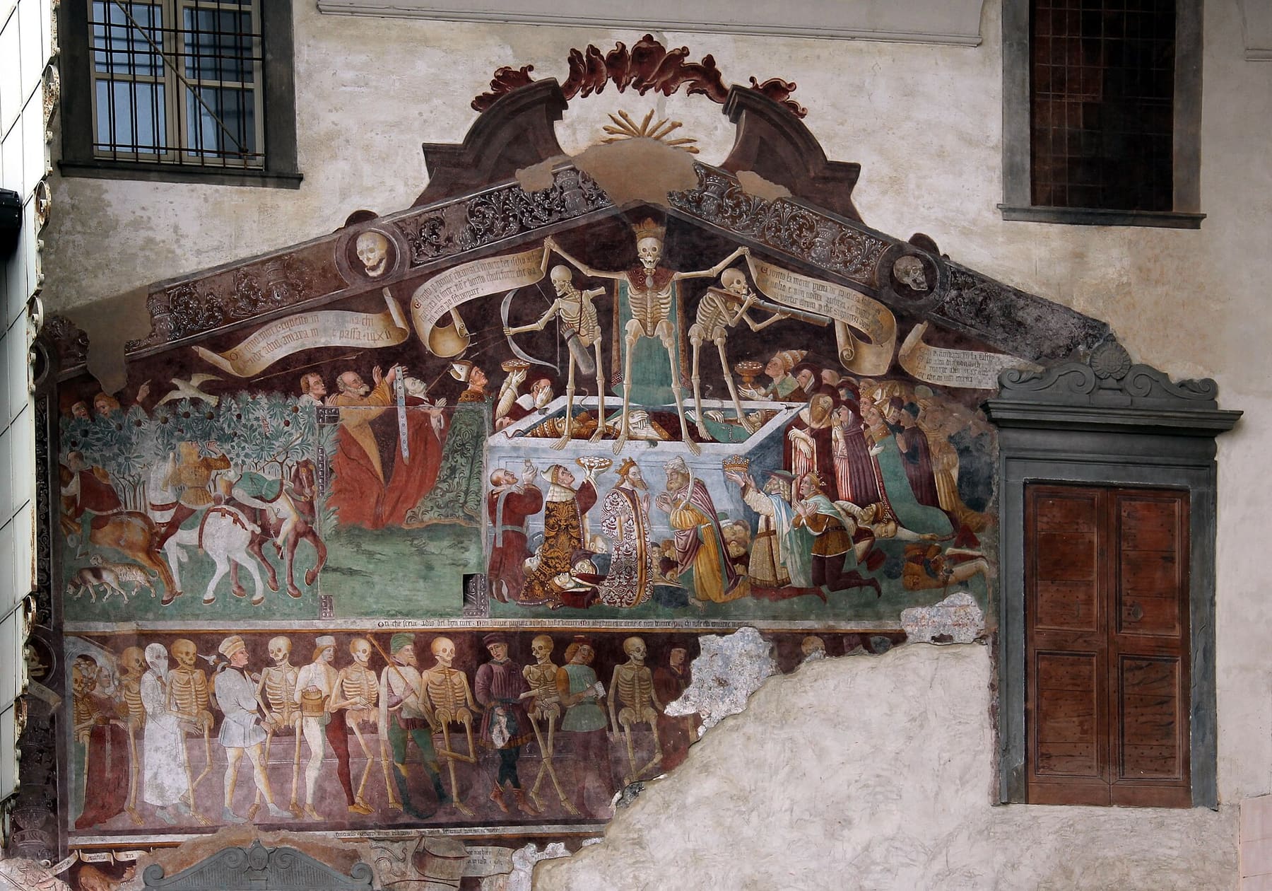 La Danza Macabra e il Trionfo della Morte, affresco del 1485 sulla facciata dell'Oratorio dei Disciplini a Clusone